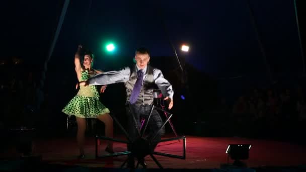 Glybokaya, Ουκρανία-Μάρτιος 27, 2016. Παράσταση χορού τσίρκο — Αρχείο Βίντεο