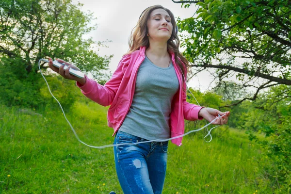 Jente med telefon og hodetelefoner – stockfoto