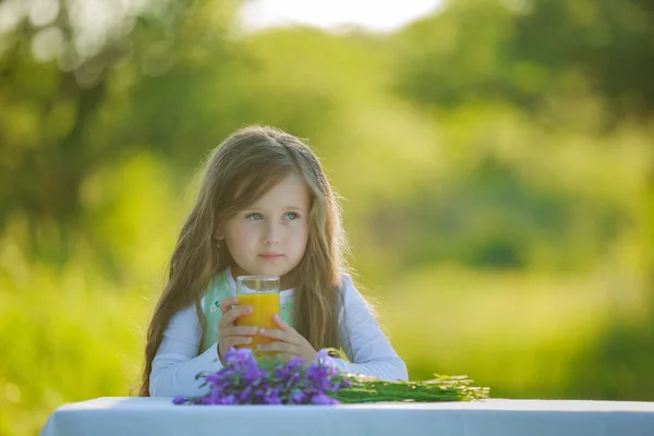 Girl drinks juice — Stock Photo, Image