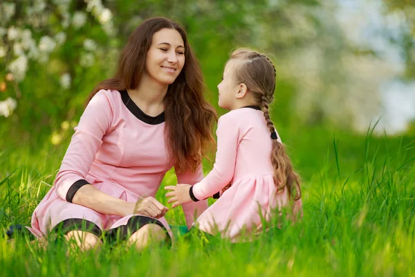 Con la niña —  Fotos de Stock