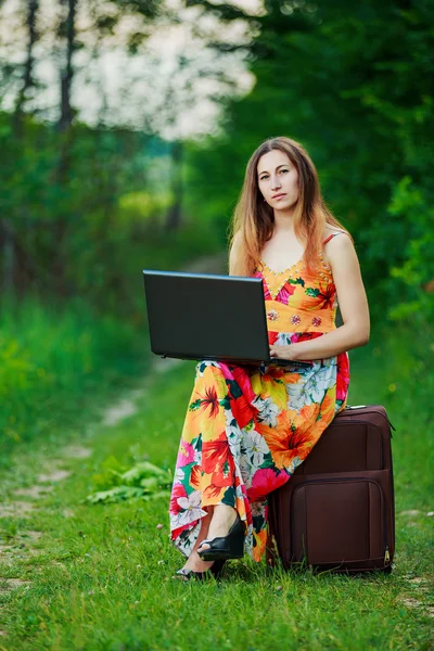 Fille avec un ordinateur portable — Photo