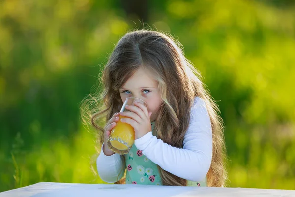 Girl drinks juice — Stock Photo, Image