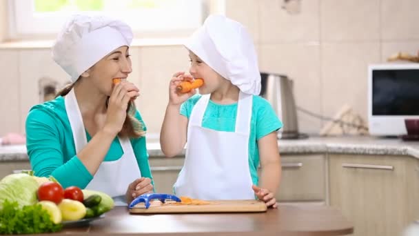 Barn med mamma ren morötter — Stockvideo