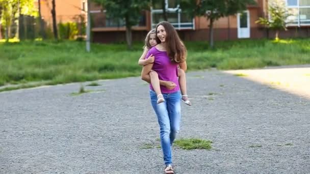 Mamá hija rollos en su espalda — Vídeos de Stock