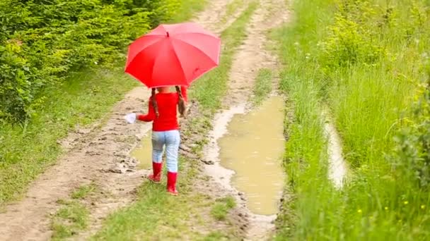 Girl launches a paper boat — Stock Video