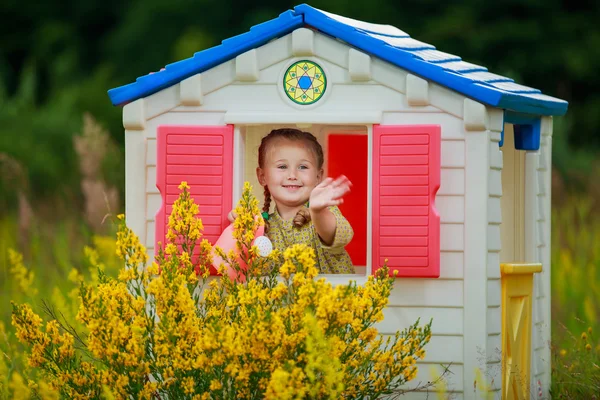 Girl in playhouse — Stock Photo, Image