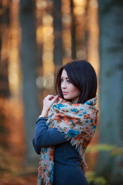 Fille dans la forêt d'automne — Photo