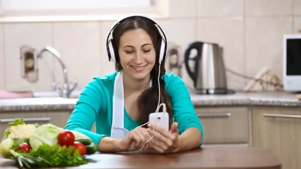 Fille dans casque écoute de la musique — Video