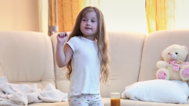 Маленька дівчинка, танці — стокове відео