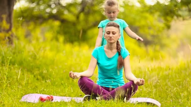 Mom and daughter eats meditate — Stock Video