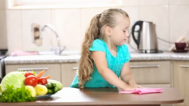 Niña limpiando la mesa — Vídeos de Stock