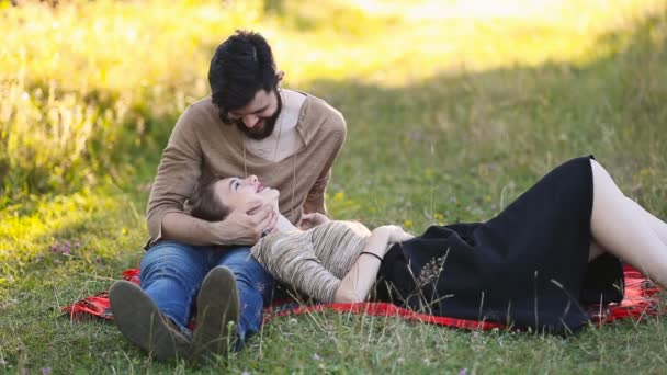 Casal jovem está descansando — Vídeo de Stock