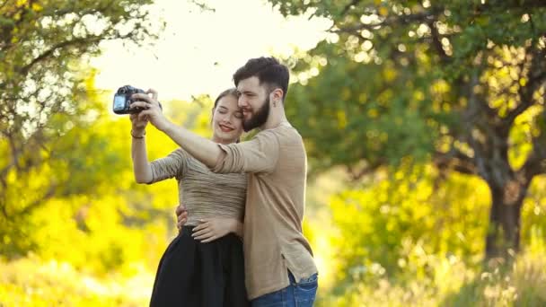 Pareja haciendo selfie cámara — Vídeo de stock