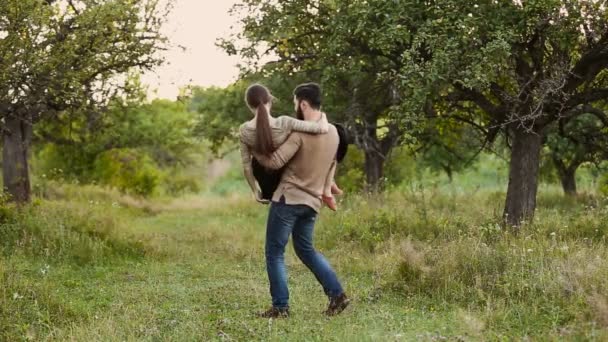Hombre convierte a su novia en sus brazos — Vídeo de stock