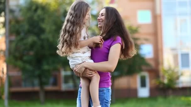 Mãe com sua filha em seus braços — Vídeo de Stock