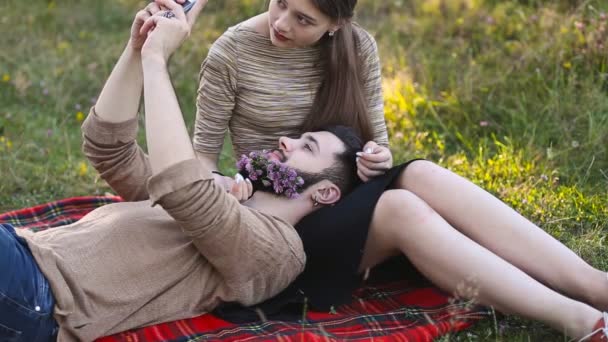 Meisje zet een bloem in zijn baard Man — Stockvideo