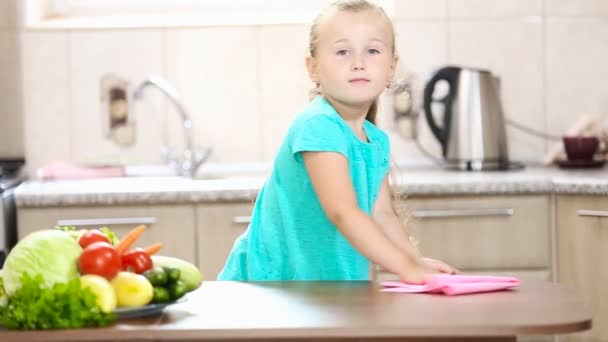 Niña limpiando la mesa — Vídeos de Stock