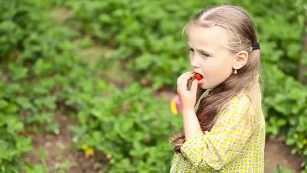 Niña comiendo una fresa — Vídeos de Stock