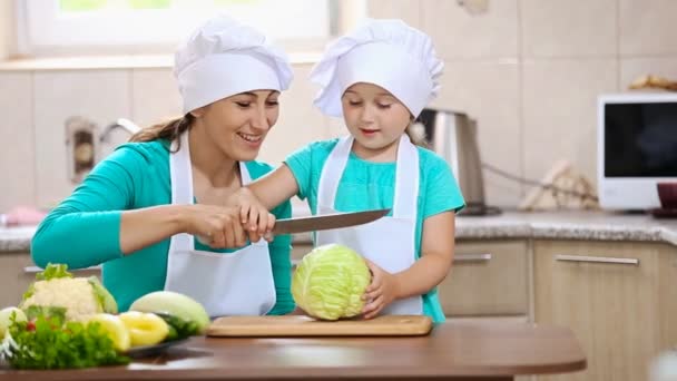 Mãe com sua filha cortar repolho — Vídeo de Stock