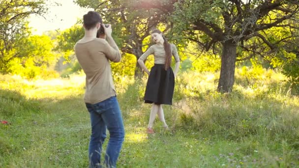 Женщина фотографирует мужчину — стоковое видео