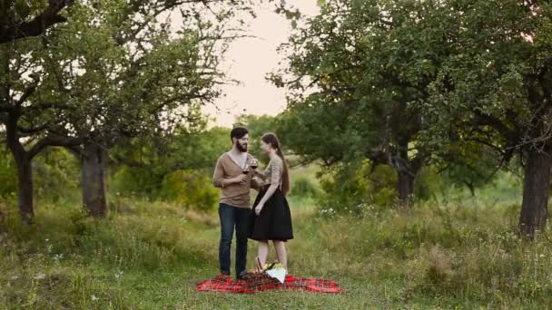 Hermosa pareja descansando — Vídeos de Stock