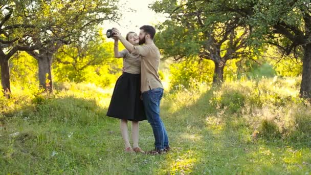 Pareja haciendo selfie cámara — Vídeos de Stock