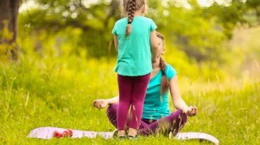 Anne ve kızı yiyor meditasyon