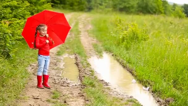 Fille avec parapluie rouge — Video