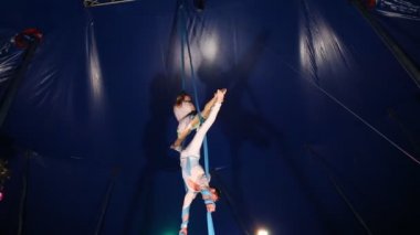 Glybokaya, Ukrayna-Mart 27, 2016. Sirk akrobasi gösterisi