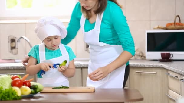 Mamma lär barn att rengöra gurka — Stockvideo