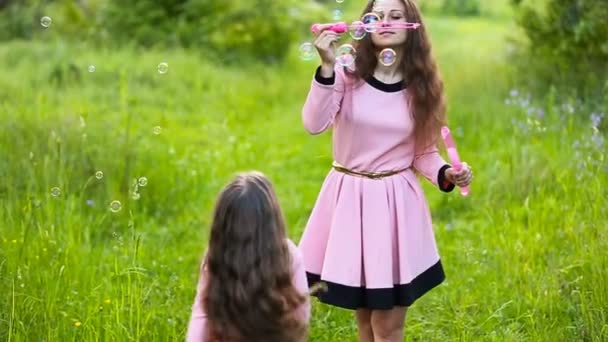 Mãe canta para sua filha bolhas — Vídeo de Stock