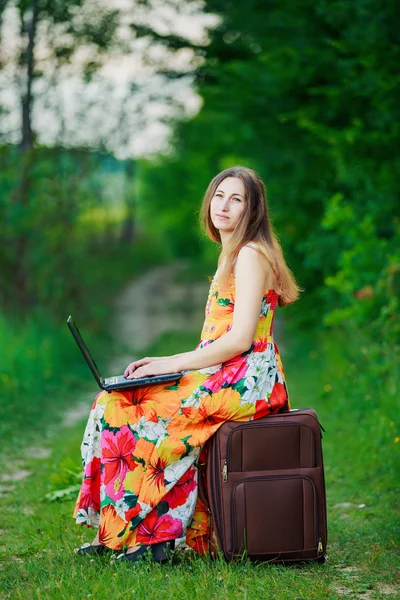 Fille avec un ordinateur portable — Photo