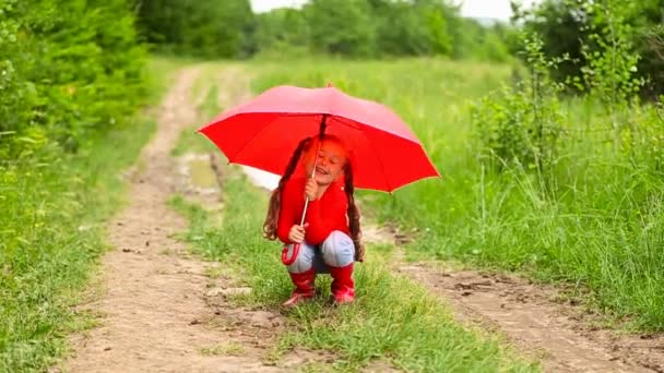 戴红雨伞的女孩 — 图库视频影像