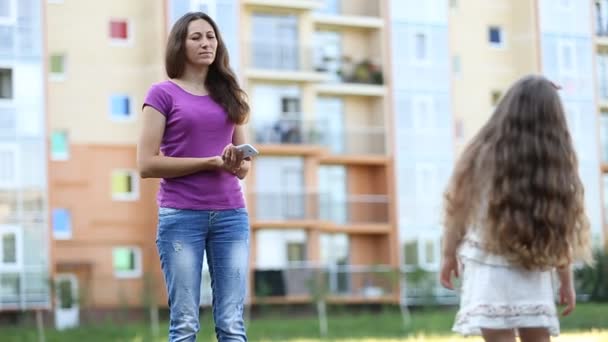 Mutter mit Tochter steht auf der Straße — Stockvideo