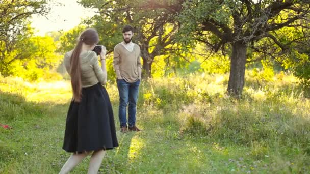 Homme photographiant femme 