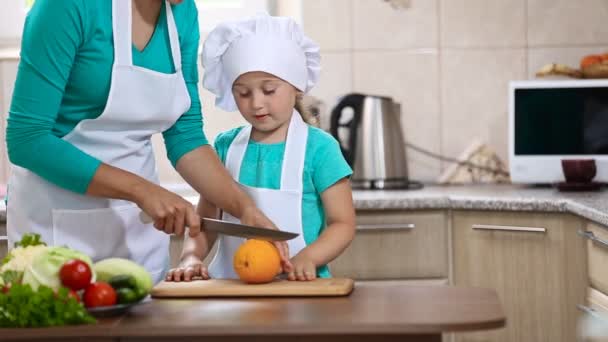 Mamá y su hija en la cocina — Vídeos de Stock