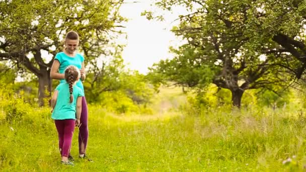 Mãe e filha na natureza — Vídeo de Stock