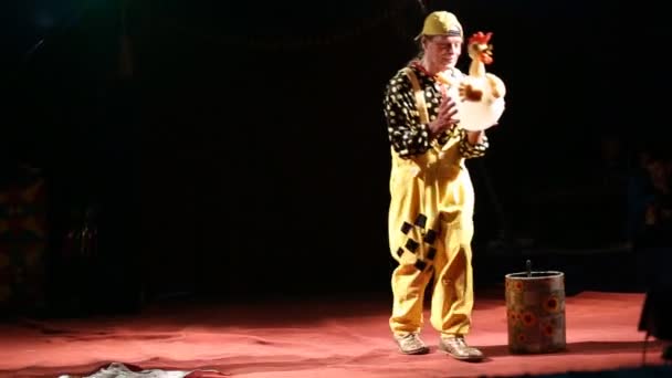 Glybokaya, ukraine-märz 27, 2016. circus clown show with rubber chicken — Stockvideo