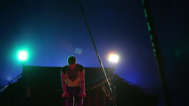 Glybokaya, Ucrania-27 de marzo de 2016. Ejercicio de circo gimnasta masculino — Vídeos de Stock
