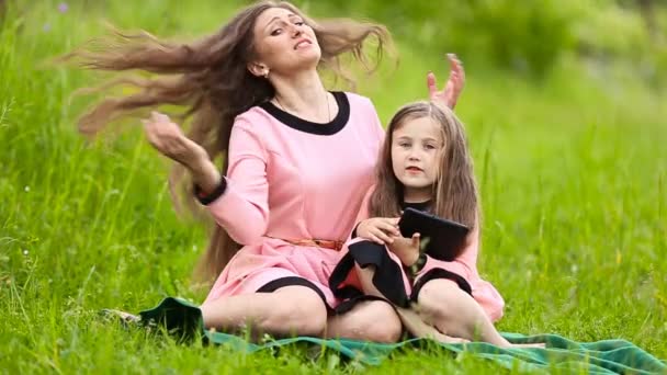 Mãe com sua filha e tablet — Vídeo de Stock