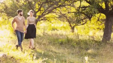 genç bir çift yürüyüş