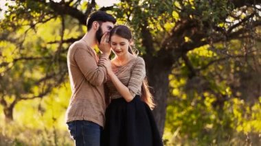 Erkek arkadaşı kulağına bir şey söylüyor