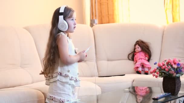 Дитина з навушниками — стокове відео