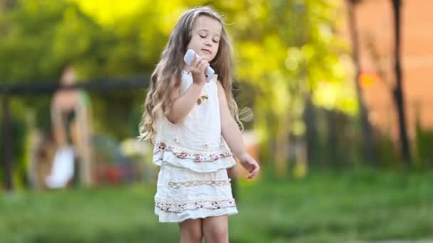 Mała dziewczynka z telefonem — Wideo stockowe
