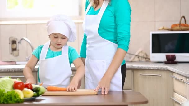 Barn med mamma ren morötter — Stockvideo