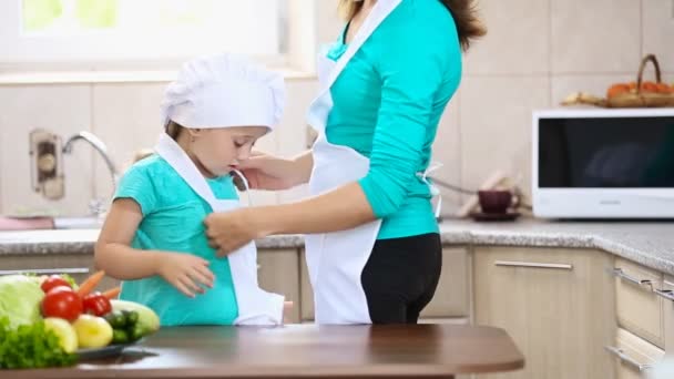 母亲给厨师服装的女儿穿衣服 — 图库视频影像