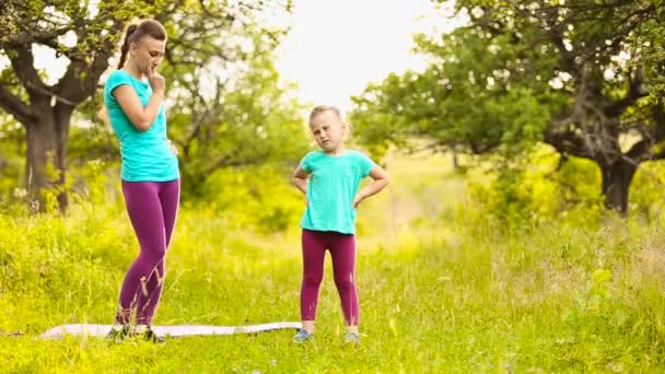 Maminka s dítětem účastní fitness — Stock video