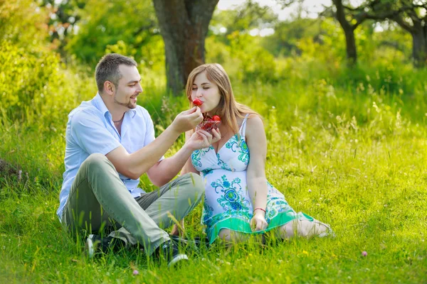 Glückliches Paar isst Erdbeeren — Stockfoto