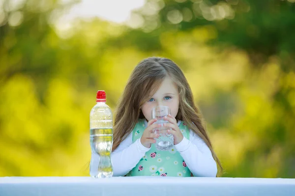 Klein meisje dranken water — Stockfoto