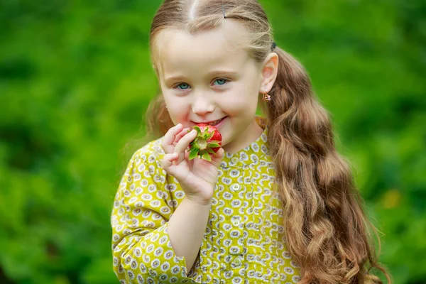 Küçük kız çilek yeme — Stok fotoğraf